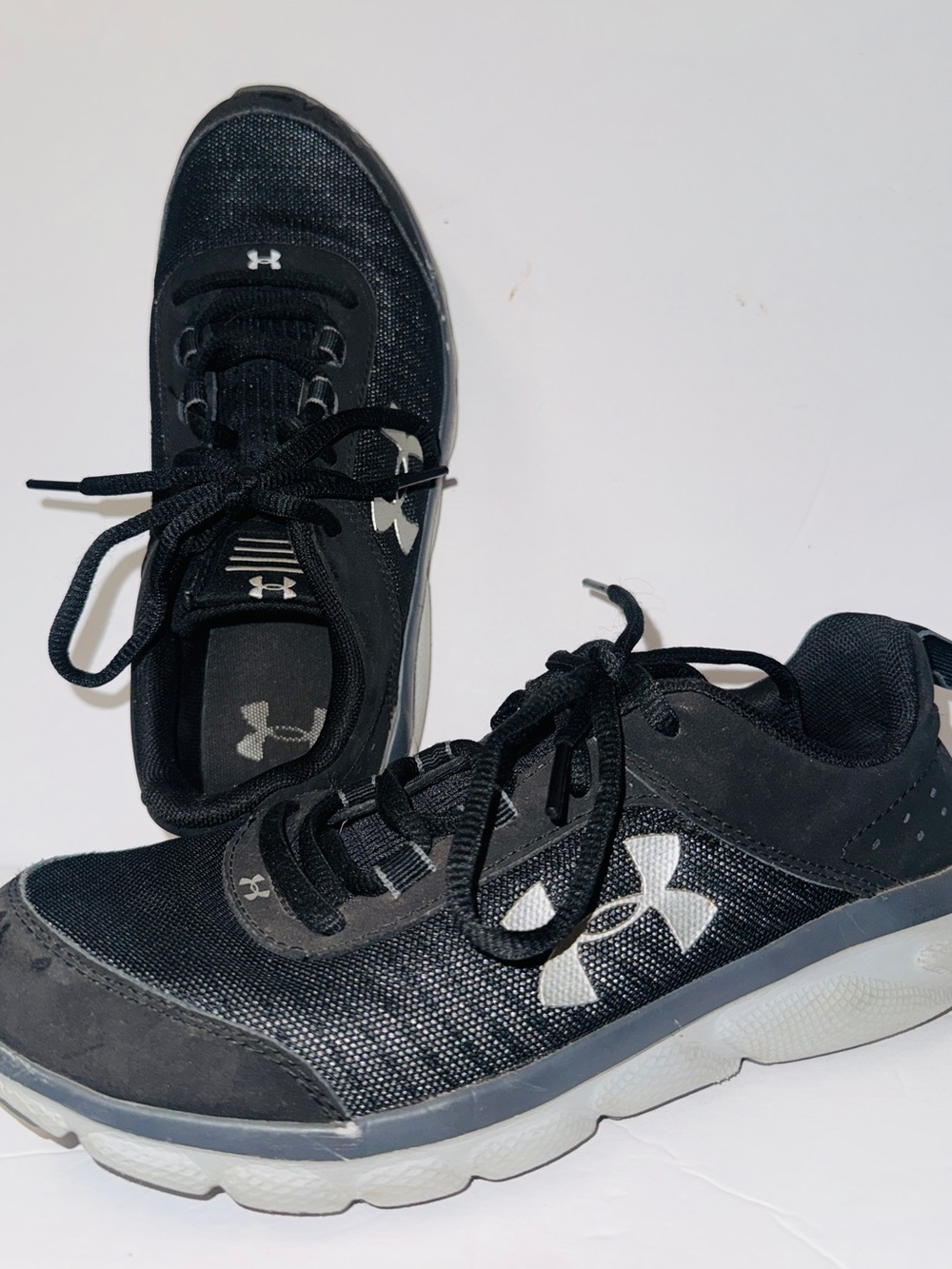 Under Armour Grade School (GS) 5Y athletic gym shoe Assert 8 3022100-001